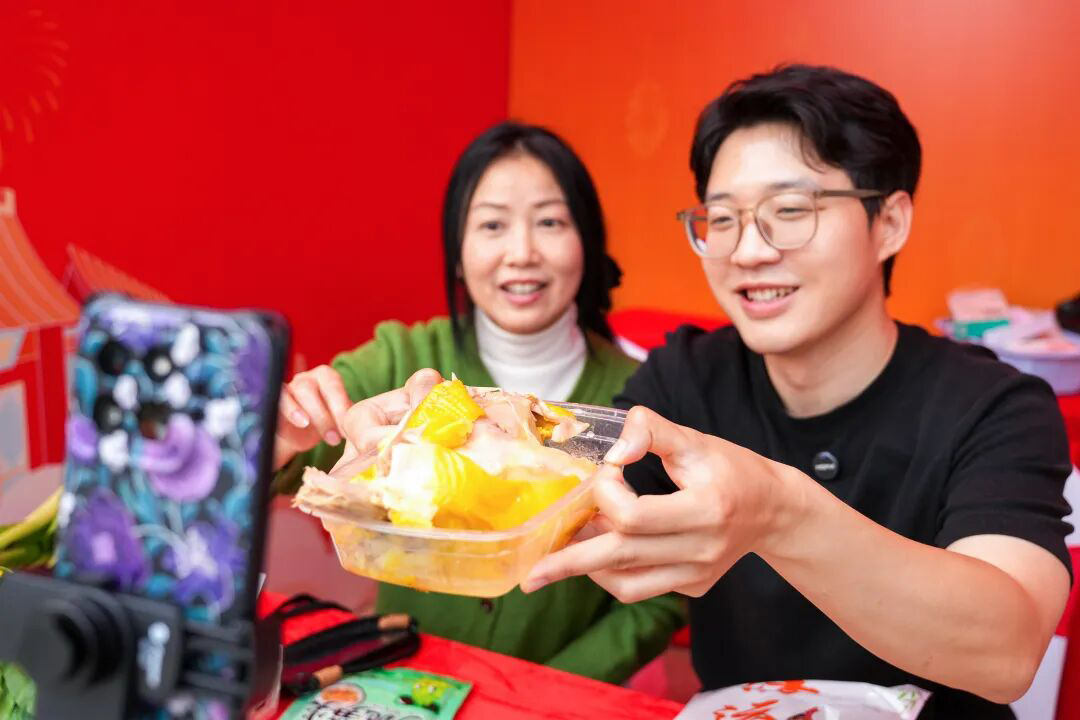 现场直播间向观众推介清远好物。清远日报记者 江元威 摄