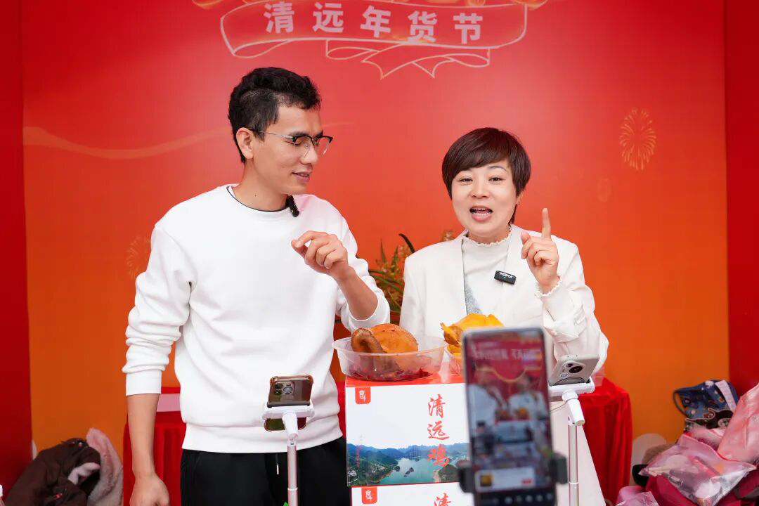 现场直播间向观众推介清远好物。清远日报记者 江元威 摄