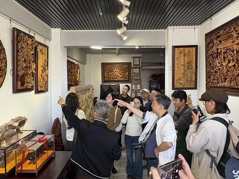 赖沛钿介绍潮州木雕技艺