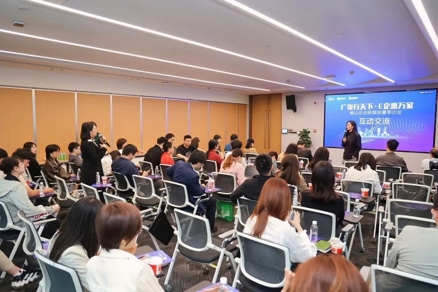 深圳闪剪智能副总裁贝卡与与会企业代表互动交流。 李冬冬 摄