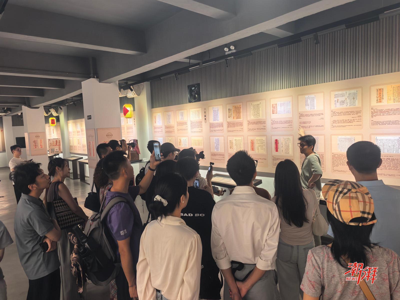 活动走进清晖楼侨批文化馆,聆听侨批文化传承人解读侨批。(潮州市委网信办 供图)