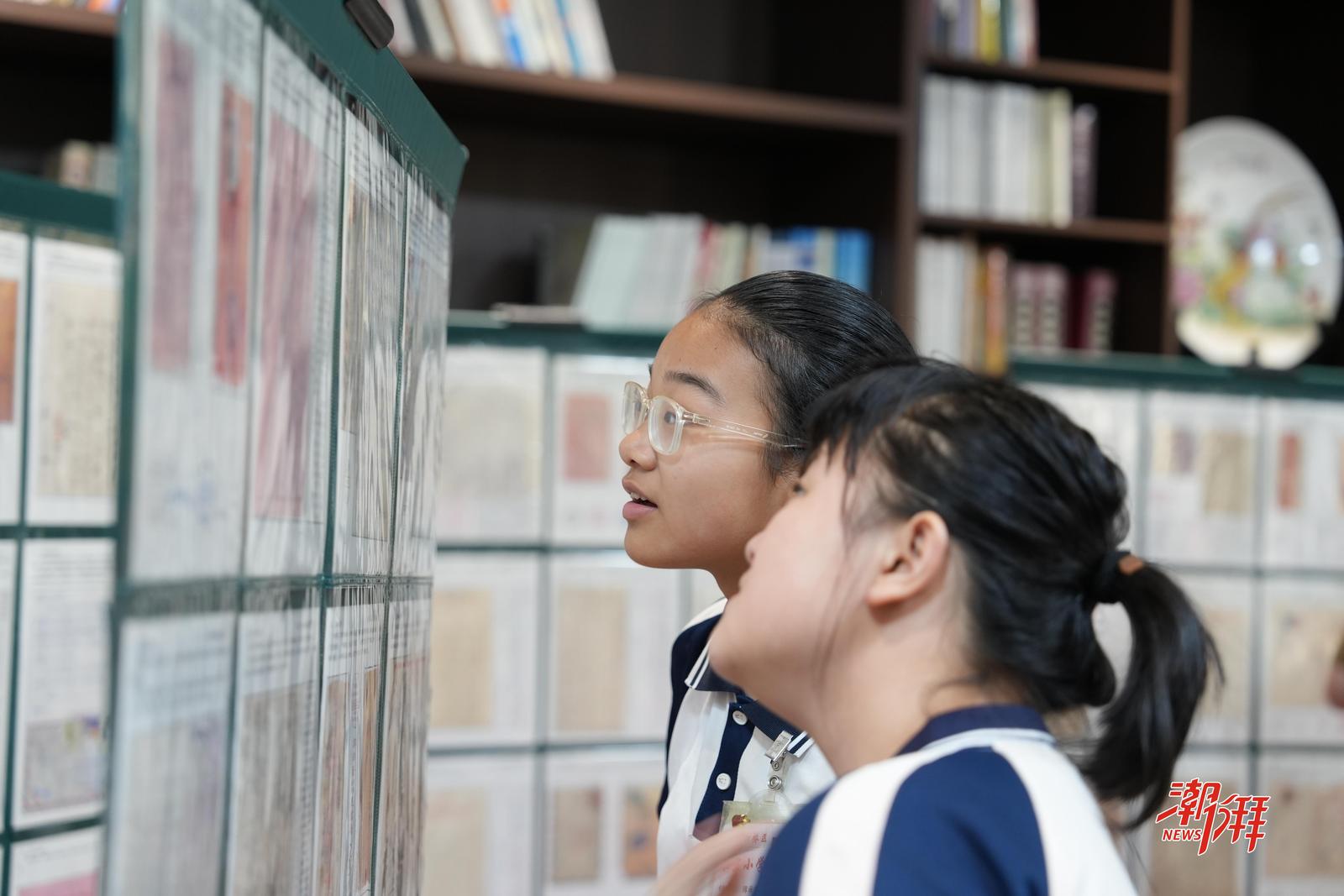 学生在观看侨批。(潮州市委网信办 供图)