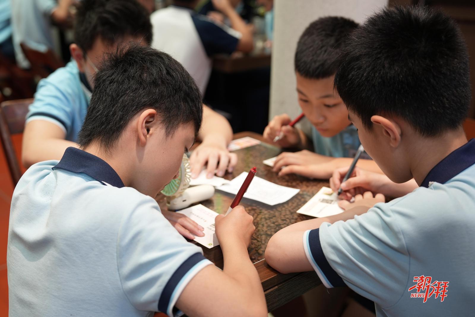 学生在人才咖啡(侨界会客厅)体验写侨批。(潮州市委网信办 供图)