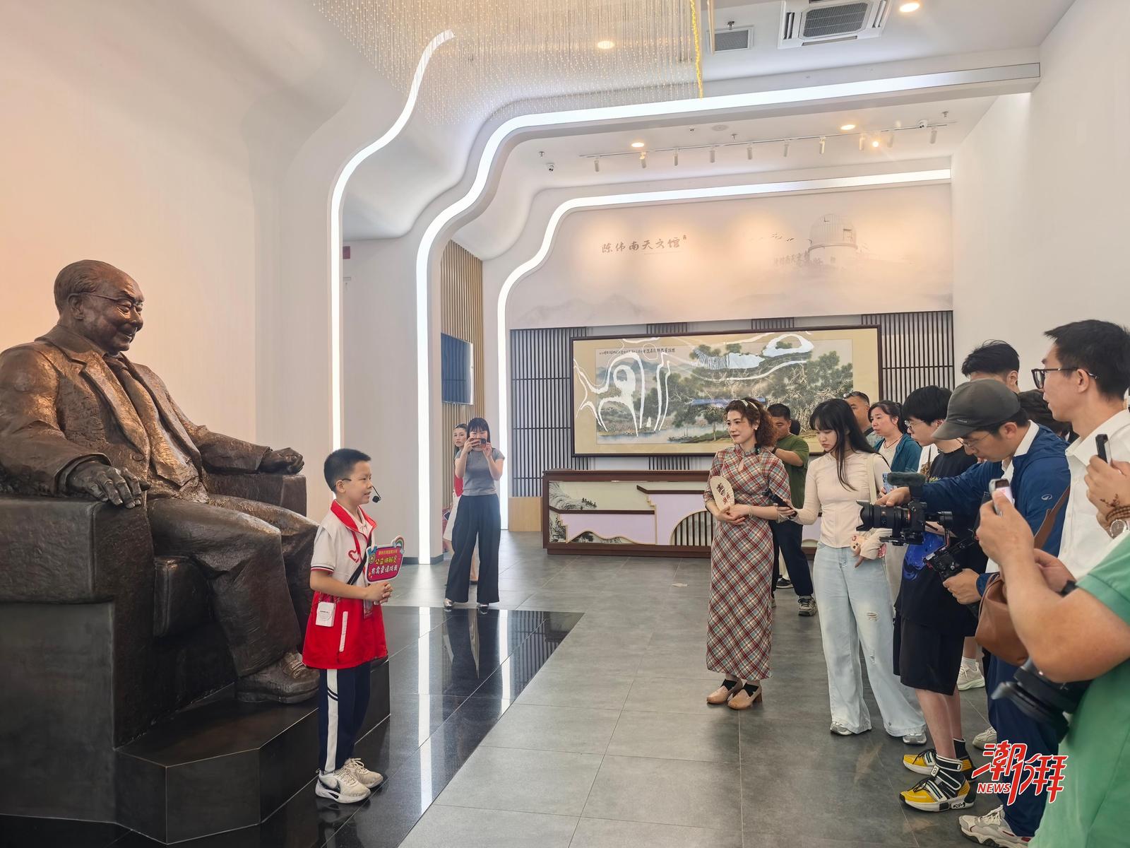 活动走进陈伟南文化馆,聆听青少年志愿讲解员讲解陈伟南反哺故土的动人故事。(潮州市委网信办 供图)