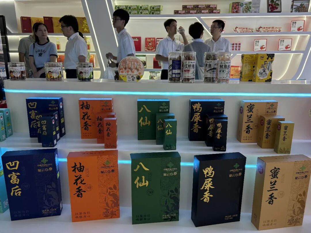 “饶平优品”选品中心内，琳琅满目的特色产品陈列
