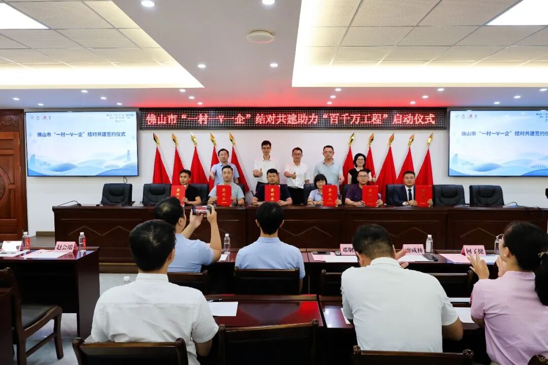 结对共建代表上台签约。