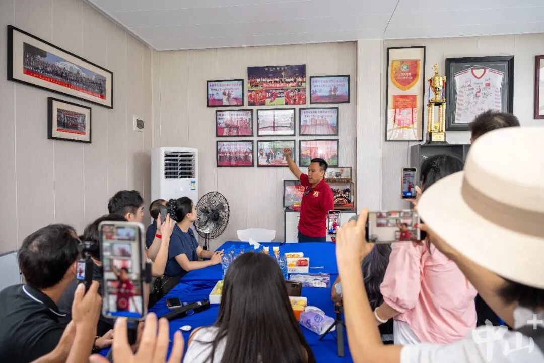 网络主播参观矮脚虎足球俱乐部。记者 张景天 摄